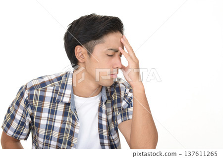 一個疲憊的表情的男人 一個疲憊的表情的男人 137611265