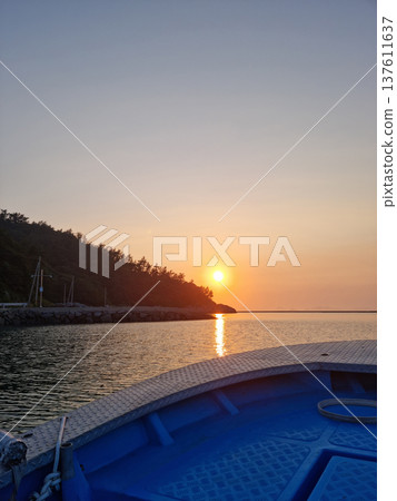 It is a sea where the sunset is visible from the bow of the ship. It is a sea where the sunset is visible from the bow of the ship. 137611637