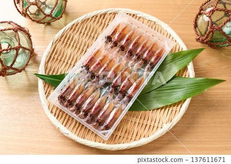 螢火蟲魷魚整齊地排列在一個盒子裡 137611671