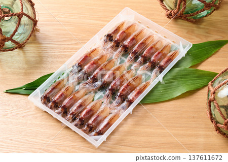 一排生螢火魷魚擺放在盒子裡 一排生螢火魷魚擺放在盒子裡 137611672