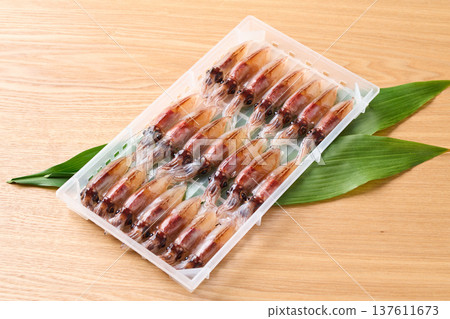 一排生螢火魷魚擺放在盒子裡 137611673