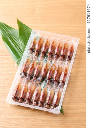 螢火蟲魷魚整齊地排列在一個盒子裡 137611674