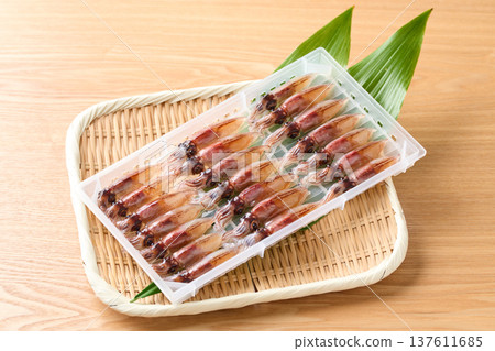 一排生螢火魷魚擺放在盒子裡 137611685
