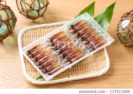 一排生螢火魷魚擺放在盒子裡 一排生螢火魷魚擺放在盒子裡 137611686