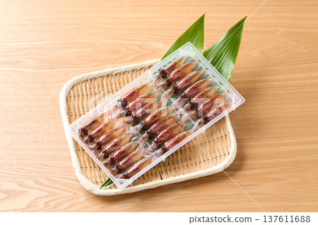 新鮮的展示櫃裡擺放著一排排生螢火魷魚。 137611688