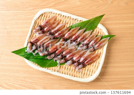 生螢火魷魚擺放在濾鍋裡 生螢火魷魚擺放在濾鍋裡 137611694