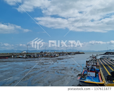 A beach where fishing boats are anchored. A beach where fishing boats are anchored. 137611877