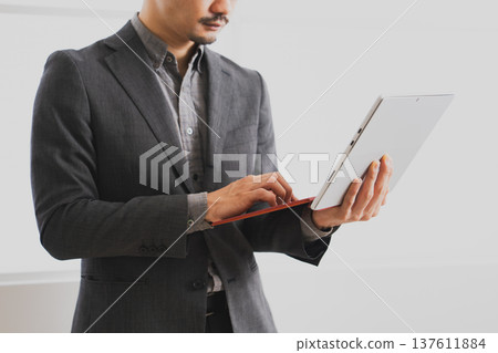 商業身體部位筆記型電腦 137611884