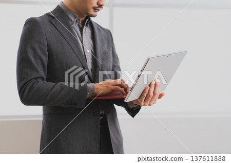 商業身體部位筆記型電腦 商業身體部位筆記型電腦 137611888