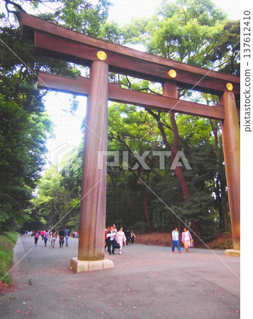 神社的參道和高大的鳥居在城市中心營造出一種寧靜祥和的氛圍。 神社的參道和高大的鳥居在城市中心營造出一種寧靜祥和的氛圍。 137612410