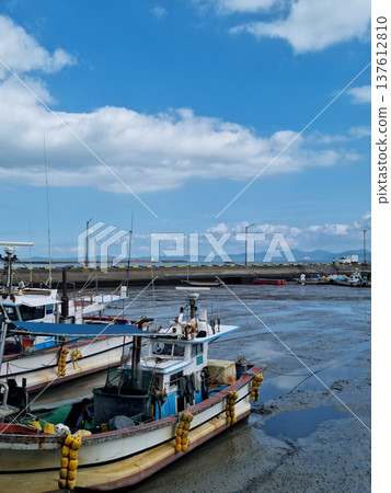It is a seaside fishing village with tidal flats. 137612810