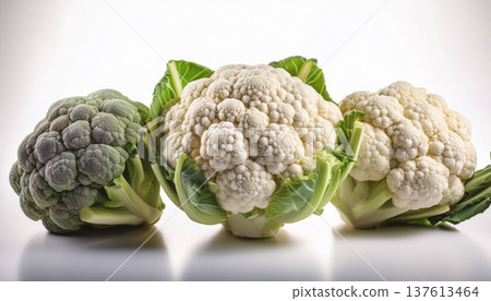 白色背景上的花椰菜 | 多排白色蔬菜食材 137613464