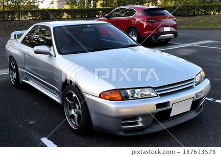 停在停車場裡的汽車 137613578