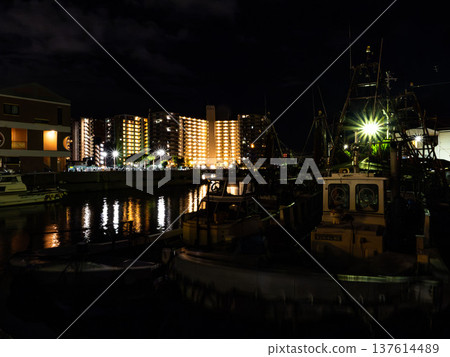 夜晚安靜的河水 夜晚安靜的河水 137614489