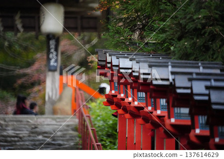 京都貴船神社入口處的階梯、鳥居與燈籠 137614629