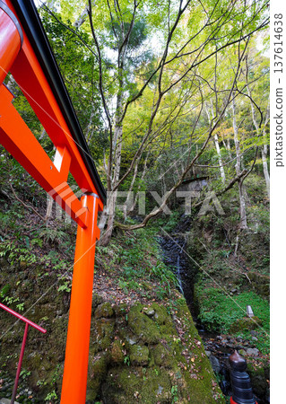 京都貴船神社入口處的階梯、鳥居與燈籠 137614638