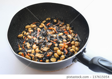 Hijiki stew made in a frying pan Hijiki stew made in a frying pan 137615054