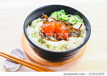 鹹海帶醃漬蛋黃佐磨碎的山藥米飯 137615070