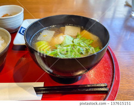 味噌湯,裡面有很多蔬菜,像是蘿蔔和蔥。 味噌湯,裡面有很多蔬菜,像是蘿蔔和蔥。 137615151