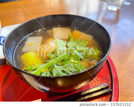 味噌湯的特寫鏡頭,裡面有很多蔬菜,包括白蘿蔔和蔥。 味噌湯的特寫鏡頭,裡面有很多蔬菜,包括白蘿蔔和蔥。 137615152