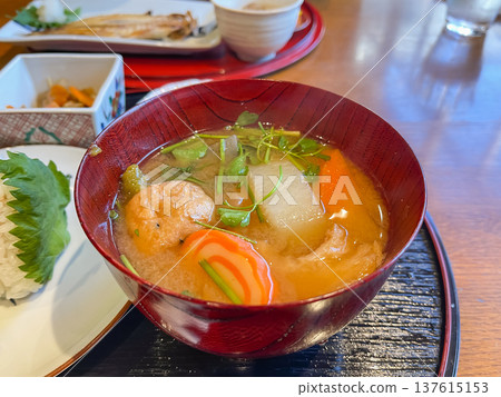 金澤著名的赤捲味噌湯裡加入了鳴門捲、蘿蔔、胡蘿蔔和魚糜等食材。 137615153