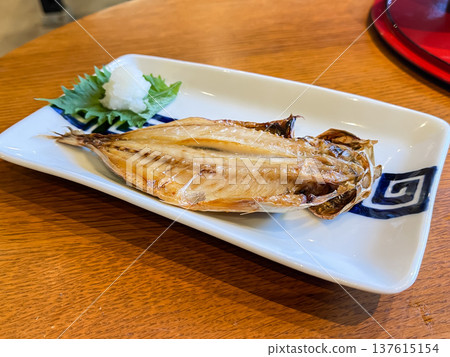 日式早餐小菜:烤乾竹莢魚。 日式早餐小菜:烤乾竹莢魚。 137615154