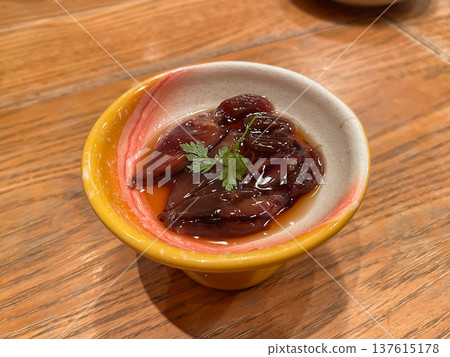 金澤著名的醬油醃螢火魷。 金澤著名的醬油醃螢火魷。 137615178