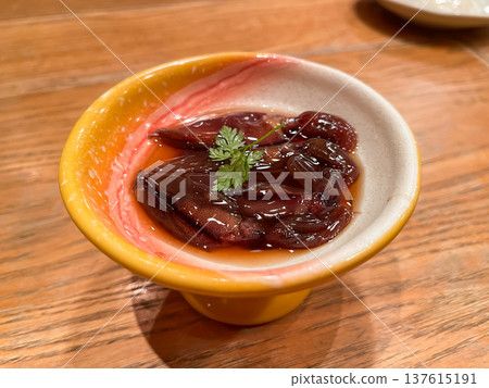 金澤著名的醬油醃螢火魷。 金澤著名的醬油醃螢火魷。 137615191