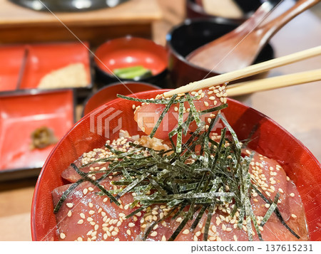 Ishikawa Prefecture's marinated cold yellowtail rice bowl: rice topped with soy sauce-flavored cold yellowtail sashimi. 137615231
