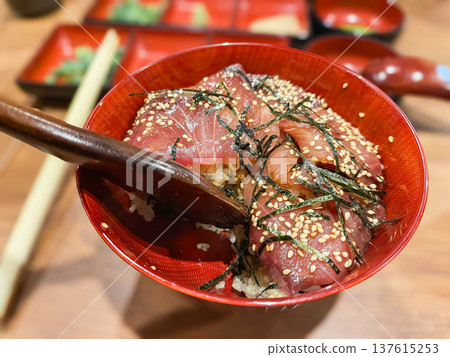 Ishikawa Prefecture's marinated cold yellowtail rice bowl: rice topped with soy sauce-flavored cold yellowtail sashimi. Ishikawa Prefecture's marinated cold yellowtail rice bowl: rice topped with soy sauce-flavored cold yellowtail sashimi. 137615253