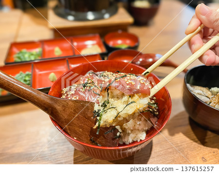 Ishikawa Prefecture's marinated cold yellowtail rice bowl: rice topped with soy sauce-flavored cold yellowtail sashimi. Ishikawa Prefecture's marinated cold yellowtail rice bowl: rice topped with soy sauce-flavored cold yellowtail sashimi. 137615257