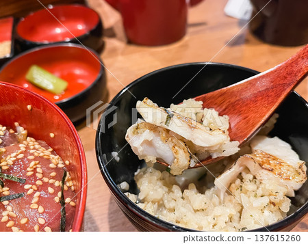 Nodoguro is a famous fish in Ishikawa Prefecture. "Nodoguro rice" is made by placing grilled fillets of Nodoguro on rice. 137615260