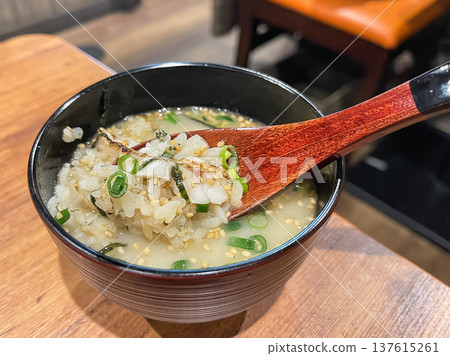 This dish is made by pouring soup over rice topped with Ishikawa Prefecture's "Nodoguro" fish and eating it as ochazuke. 137615261