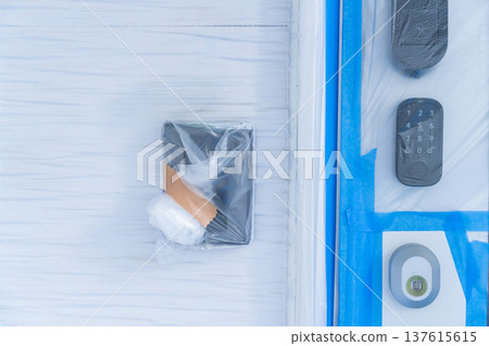 Essential for DIY and maintenance: Preparation steps to protect doorknobs with masking tape and vinyl Essential for DIY and maintenance: Preparation steps to protect doorknobs with masking tape and vinyl 137615615