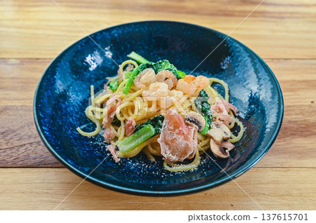 奶油義大利麵配蝦仁、義大利燻火腿、小松菜和蘑菇 奶油義大利麵配蝦仁、義大利燻火腿、小松菜和蘑菇 137615701