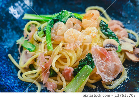 Creamy pasta with shrimp, prosciutto, komatsuna, and mushrooms 137615702
