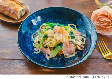 Creamy pasta with shrimp, prosciutto, komatsuna, and mushrooms 137615703
