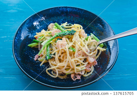 Creamy pasta with shrimp, prosciutto, komatsuna, and mushrooms Creamy pasta with shrimp, prosciutto, komatsuna, and mushrooms 137615705