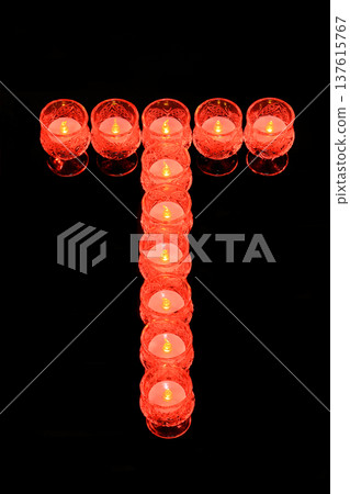 紅色蠟燭字母 T 紅色蠟燭字母 T 137615767