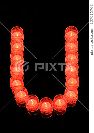 紅色蠟燭字母 U 紅色蠟燭字母 U 137615768