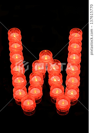 紅色蠟燭字母 W 紅色蠟燭字母 W 137615770
