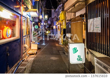 JR大森站及山王小路餐飲區(地獄谷)的夜景,以及充滿昭和時代復古氣息的小巷和招牌。 JR大森站及山王小路餐飲區(地獄谷)的夜景,以及充滿昭和時代復古氣息的小巷和招牌。 137615810
