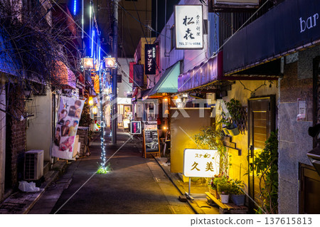 JR大森站及山王小路餐飲區(地獄谷)的夜景,以及充滿昭和時代復古氣息的小巷和招牌。 JR大森站及山王小路餐飲區(地獄谷)的夜景,以及充滿昭和時代復古氣息的小巷和招牌。 137615813