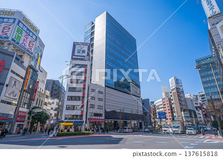 The exterior of Sanseido Bookstore's Jimbocho main store (new store) and the view of Surugadai-shita intersection [Kanda Jimbocho, Chiyoda Ward, Tokyo] 137615818