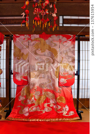 在酒田市一家前餐廳裡，陳列著一件飾有仙鶴圖案的華麗和服。 137615954