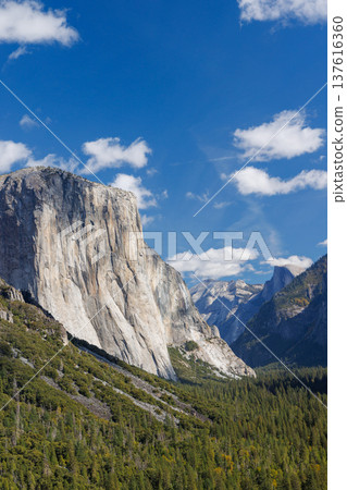 The breathtaking Tunnel View in Yosemite National Park 137616360
