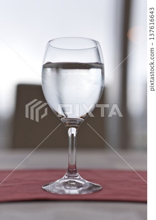 法國餐廳桌上的葡萄酒杯裡的水 法國餐廳桌上的葡萄酒杯裡的水 137616643