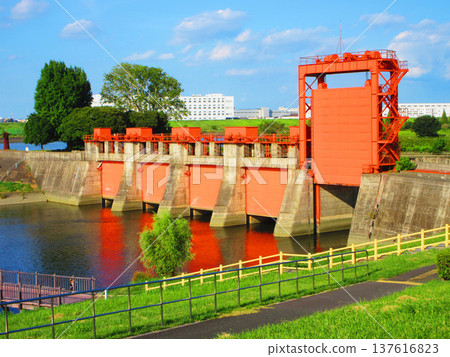 Scenery of the former Iwabuchi water gate (red water gate) in Shimo, Kita-ku, Tokyo Scenery of the former Iwabuchi water gate (red water gate) in Shimo, Kita-ku, Tokyo 137616823