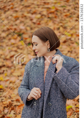 Beautiful young girl posing against the backdrop 137616832