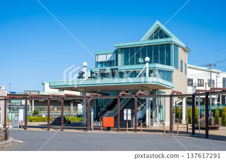 JR高崎線北上尾站外觀及旋轉木馬,藍天及車站正面景觀 JR高崎線北上尾站外觀及旋轉木馬,藍天及車站正面景觀 137617291